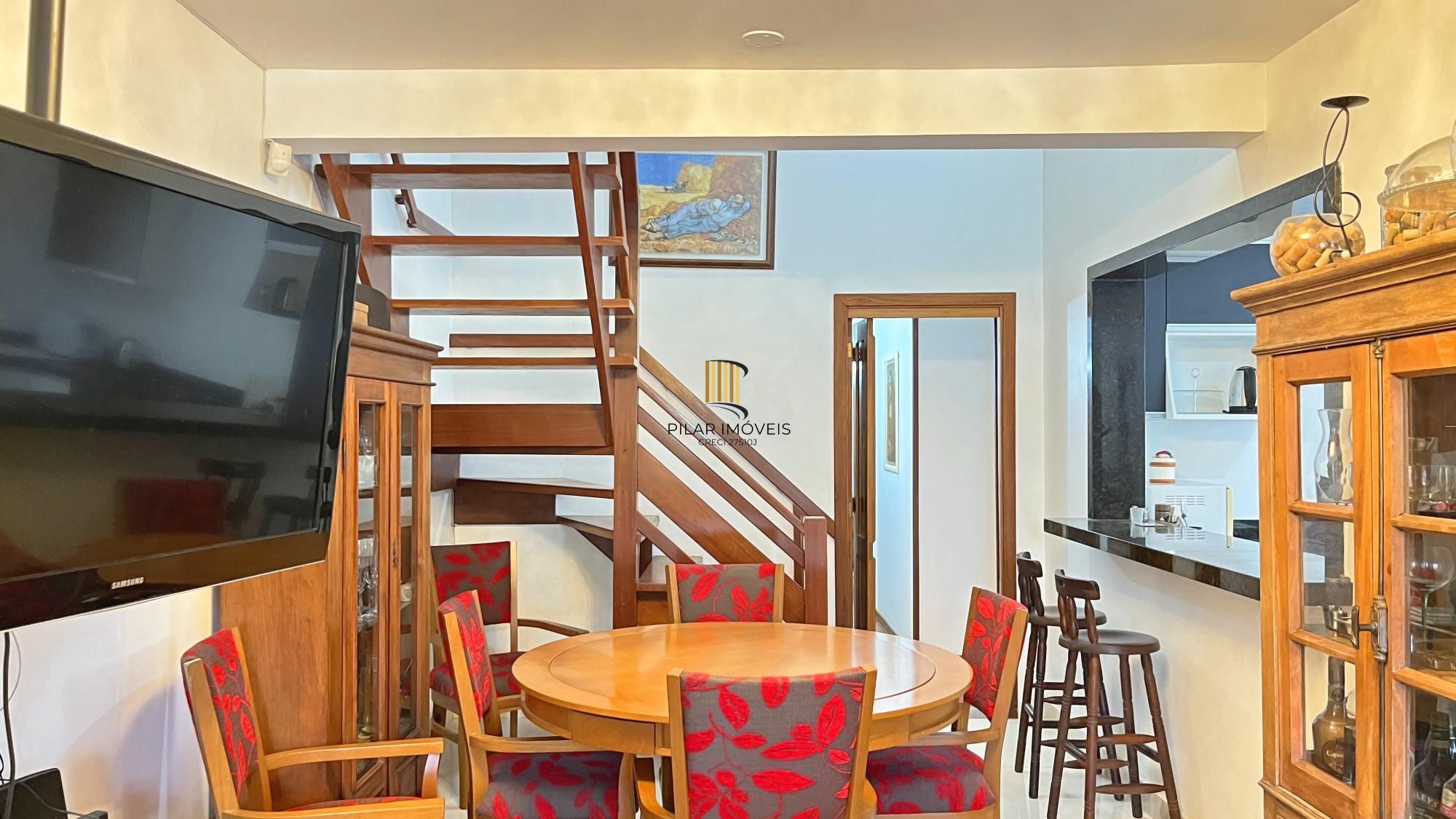 Casa 3D com 2 suítes e piscina.