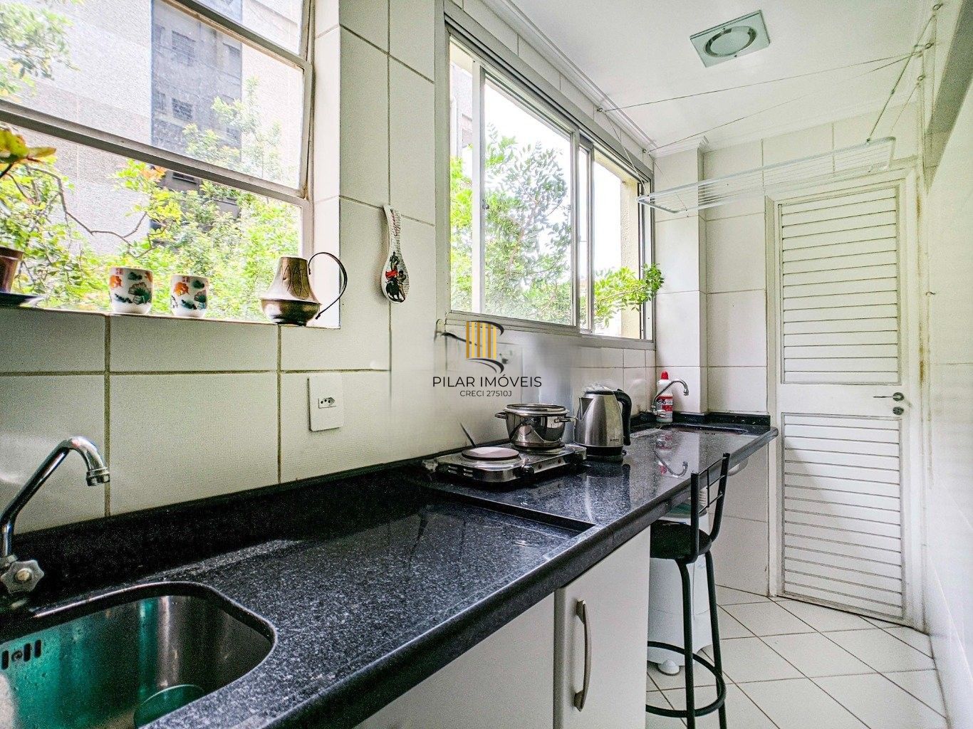 Apartamento à venda no bairro Menino Deus. Localizado em frente ao Parque Marinha do Brasil. O imóvel conta com 2 dormitórios e 1 vaga coberta.