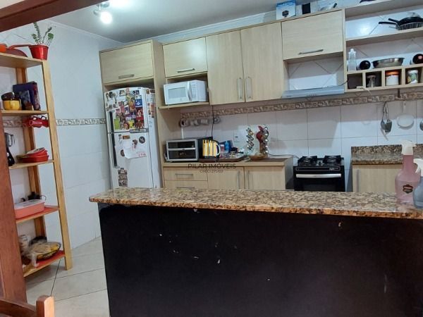 Sobrado em Porto Alegre, no bairro Espírito Santo, com 3 dormitório(s), e 3 banh