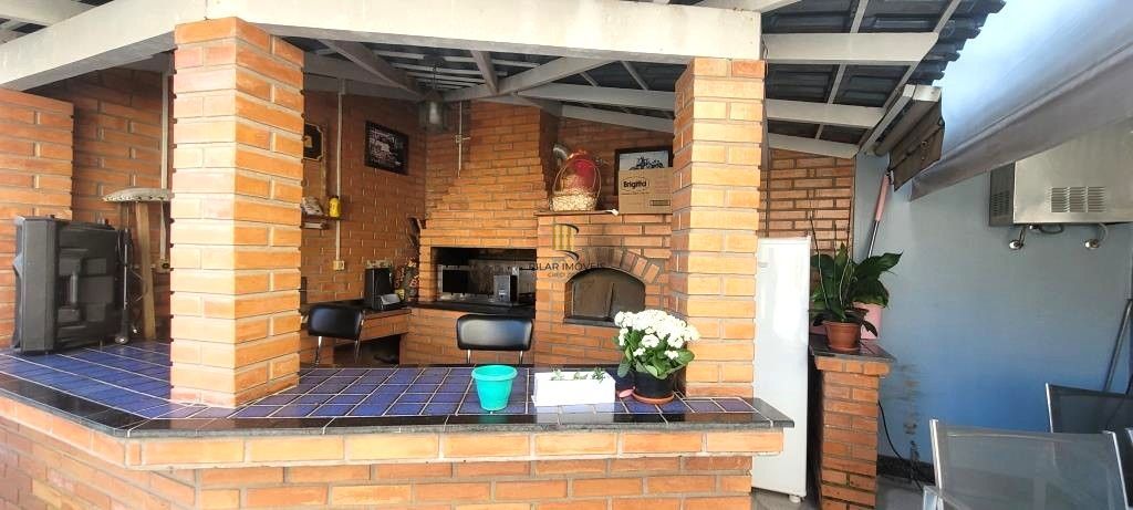 Excelente Casa de Esquina no Residencial Bahamas – Ipanema, com 351m² privativos, 4 dormitórios e duas vagas de garagem.