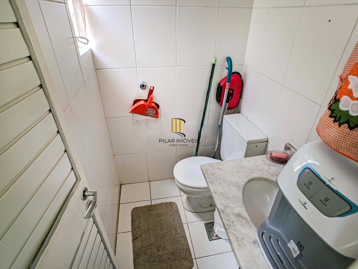 Apartamento à venda no bairro Menino Deus. Localizado em frente ao Parque Marinha do Brasil. O imóvel conta com 2 dormitórios e 1 vaga coberta.