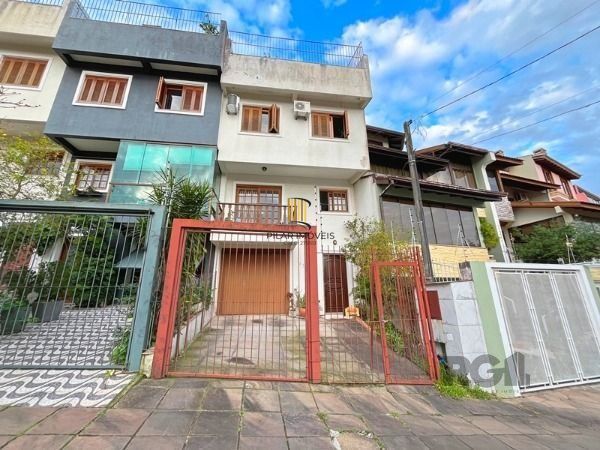 Casa em Porto Alegre, no bairro Ipanema, com 3 dormitório(s), e 3 banheiros, à v