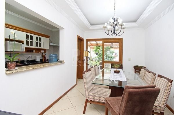 Casa em Porto Alegre, no bairro Espírito Santo, com 3 dormitório(s), à venda.