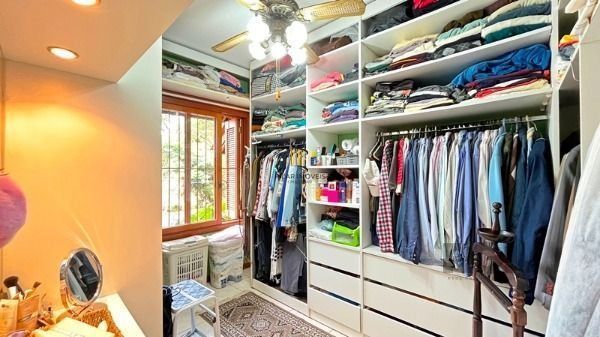 Casa em Porto Alegre, no bairro Guarujá, com 3 dormitório(s), e 3 banheiros, à v