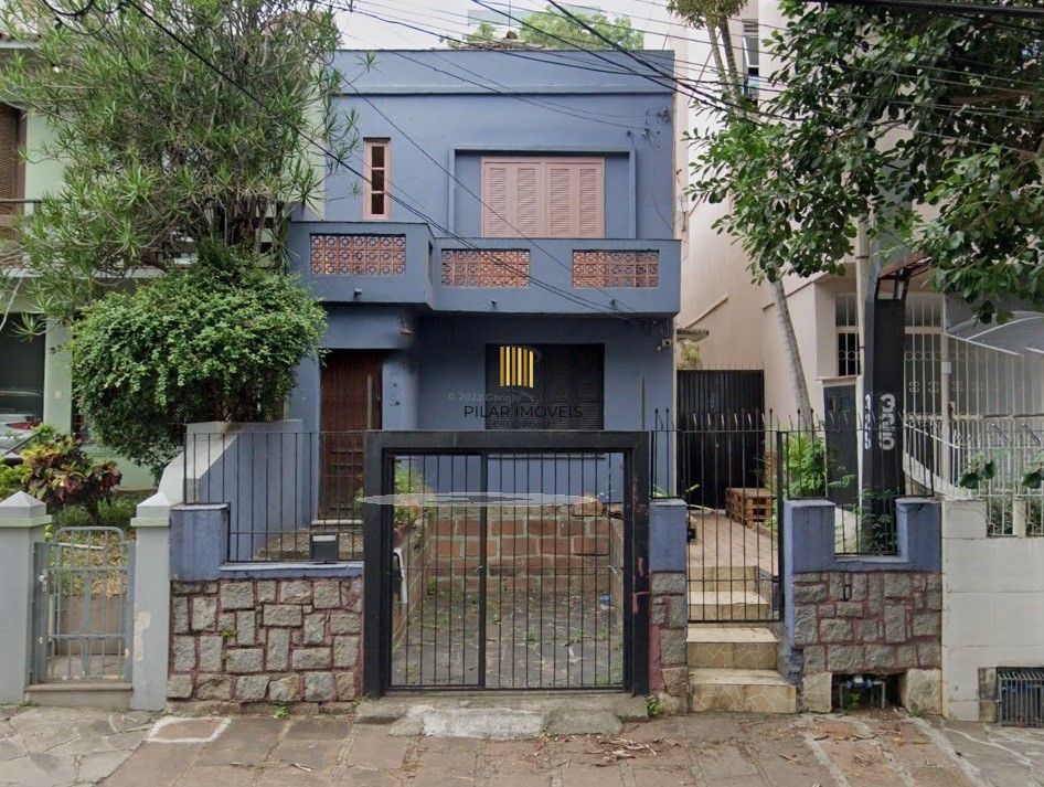 Casa com 3 dormitórios e 1 vaga de garagem, em terreno com 435,60m² (6,60m de frente por 66,00m de extensão).