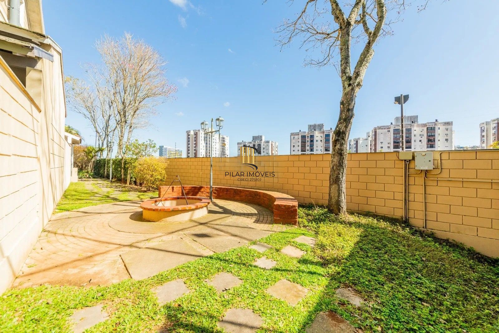 Belíssima casa em condomínio com 218,3m² com 4 dorm., 2 suítes e 2 vagas. Situada no charmoso Residencial Terra Mater.