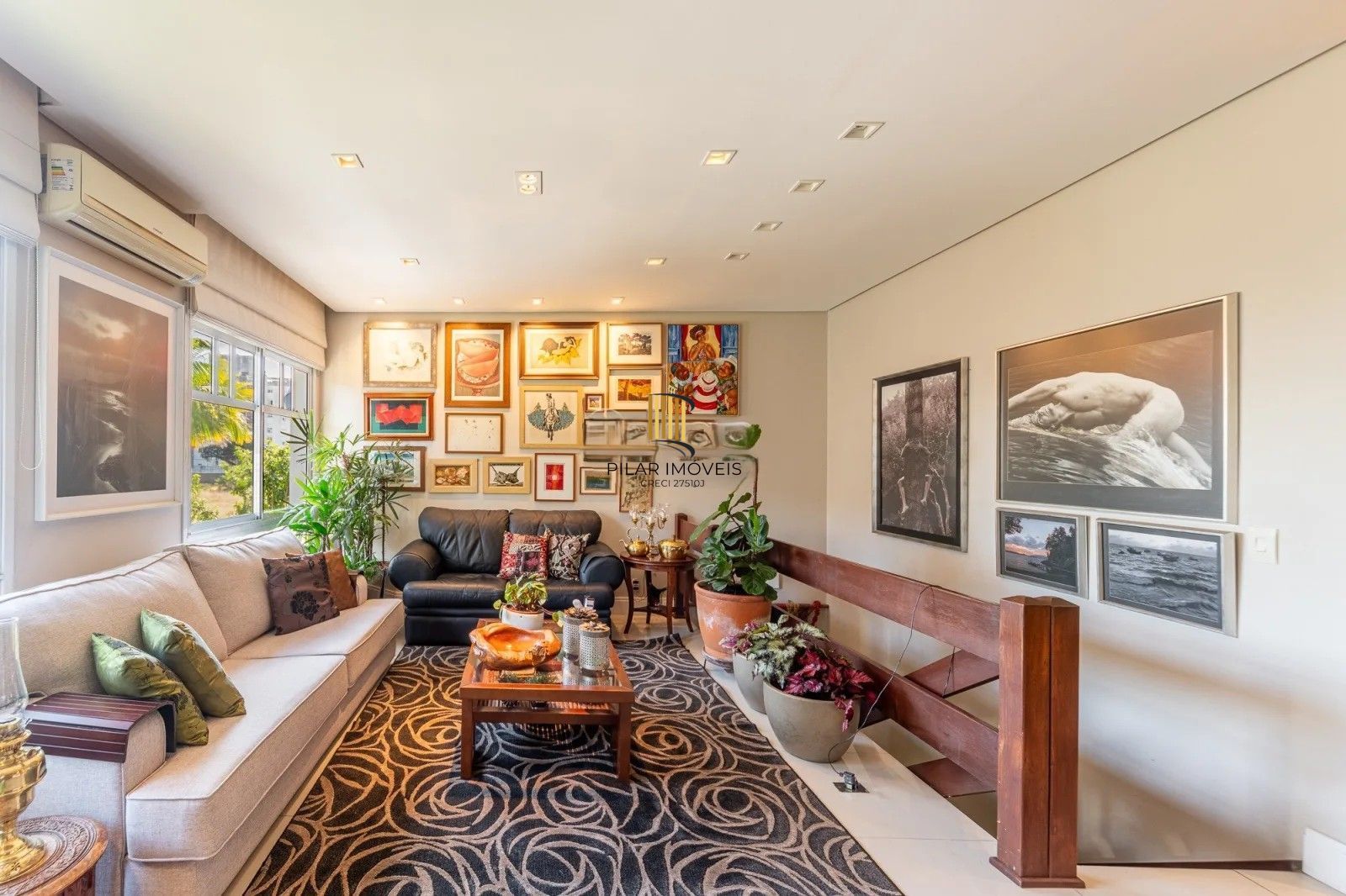 Belíssima casa em condomínio com 218,3m² com 4 dorm., 2 suítes e 2 vagas. Situada no charmoso Residencial Terra Mater.