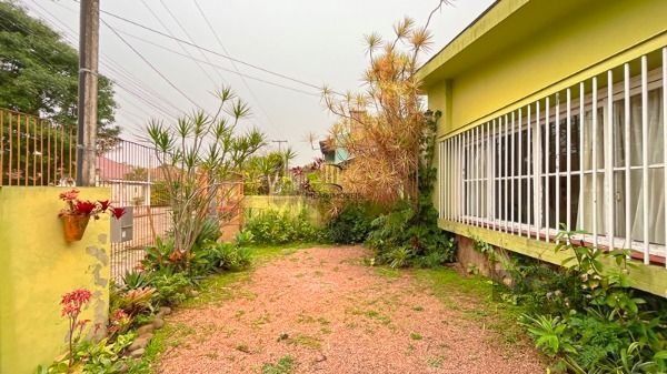 Casa em Porto Alegre, no bairro Ipanema, com 4 dormitório(s), e 4 banheiros, à v