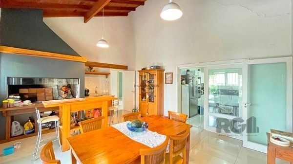 Casa em Porto Alegre, no bairro Ipanema, e 0 banheiros, à venda.