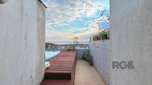 Casa em Porto Alegre, no bairro Ipanema, com 3 dormitório(s), e 3 banheiros, à v