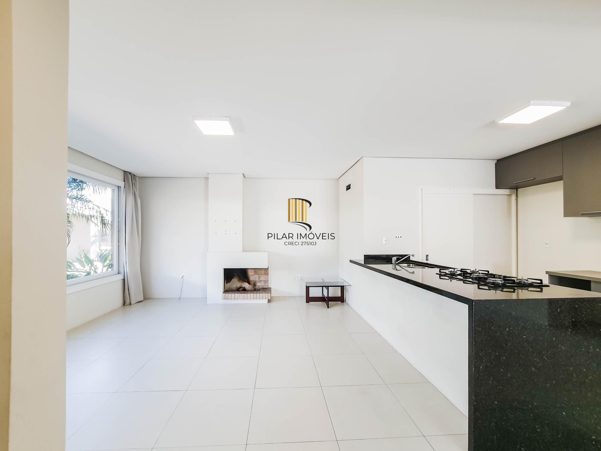 Linda casa Térrea em Condomínio, 3 suítes, 3 vagas cobertas, pátio com Piscina!