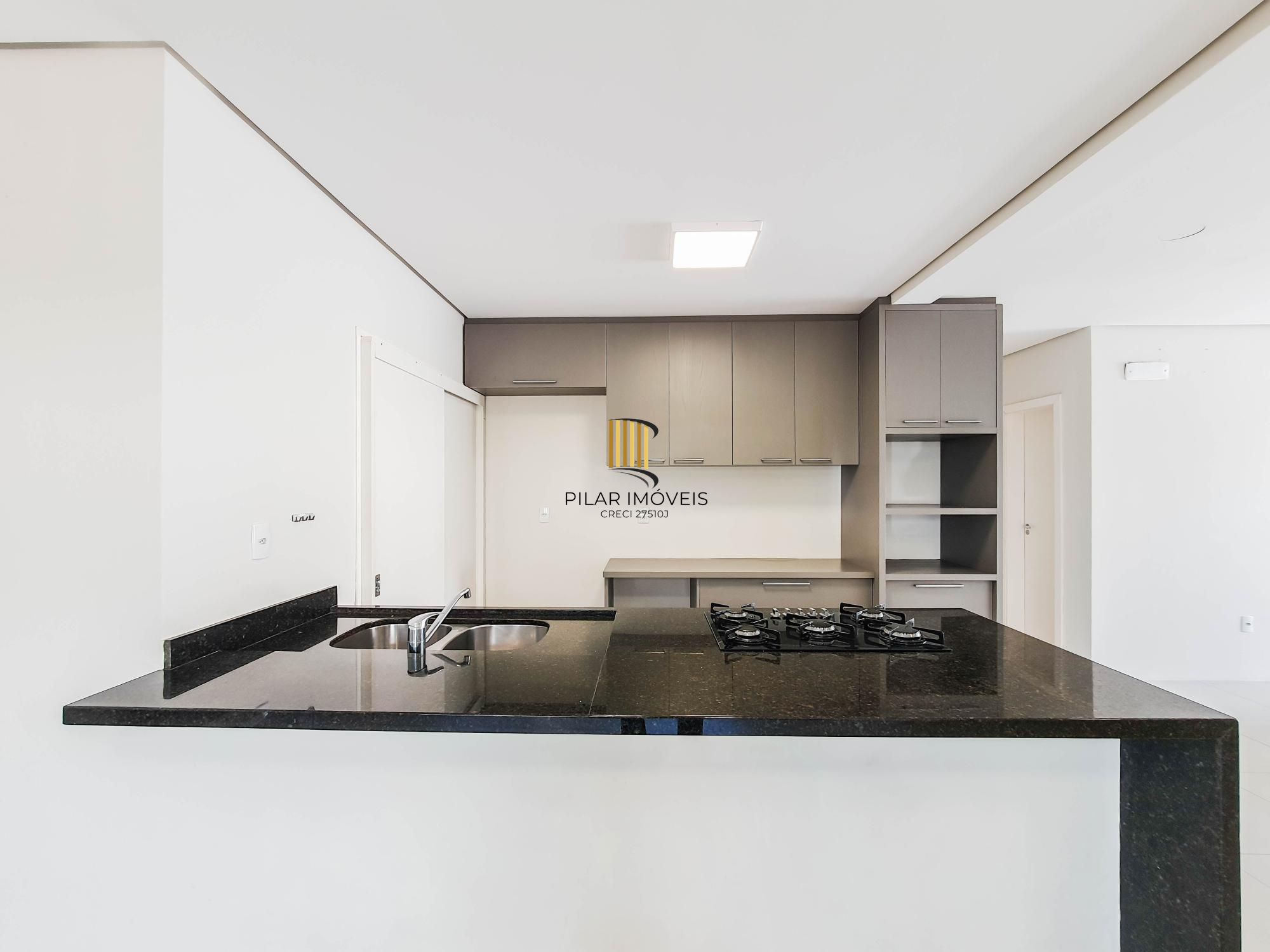 Linda casa Térrea em Condomínio, 3 suítes, 3 vagas cobertas, pátio com Piscina!