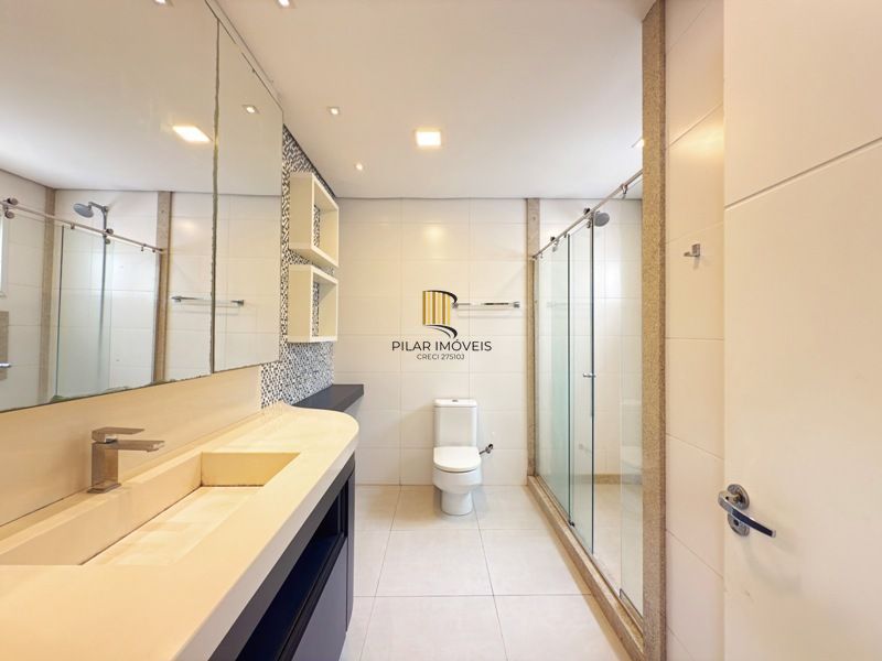 Linda Residência em Condomínio Fechado no Bairro Pedra Redonda.