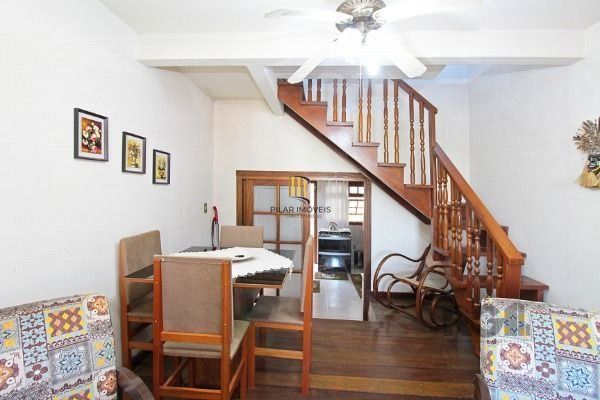 Sobrado em Porto Alegre, no bairro Vila Nova, com 3 dormitório(s), e 3 banheiros