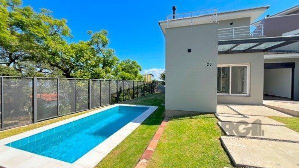Casa em Porto Alegre, no bairro Jardim Isabel, com 3 dormitório(s), e 3 banheiro