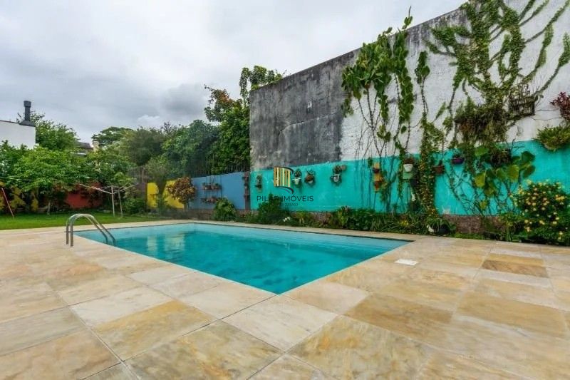 Belíssima casa de esquina, em estilo colonial com 277m2 de área privativa, terreno com 1014m2, 4 dormitórios e 3 suítes.