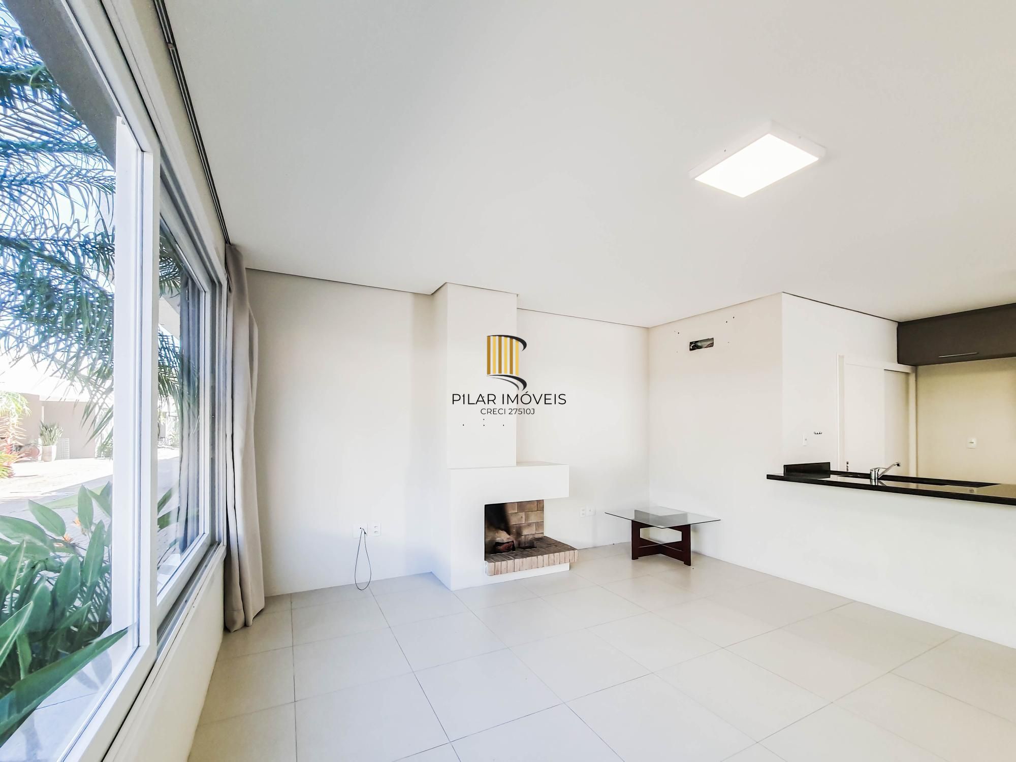 Linda casa Térrea em Condomínio, 3 suítes, 3 vagas cobertas, pátio com Piscina!