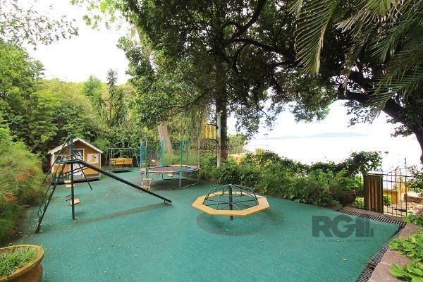 Casa em Porto Alegre, no bairro Pedra Redonda, com 7 dormitório(s), e 7 banheiro