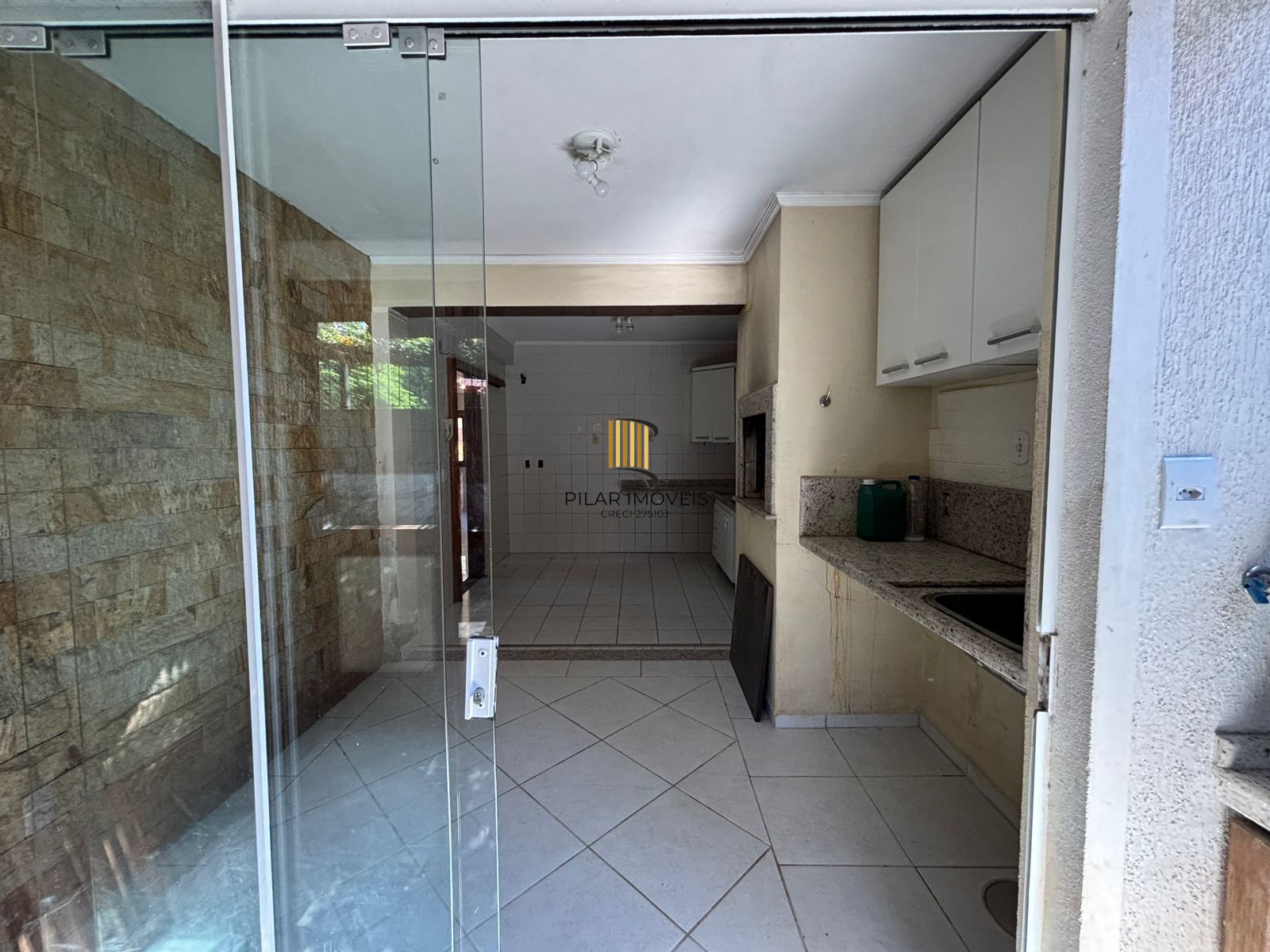 Resodência com 4 dormitórios em condomínio com Energia Solar Privativa.