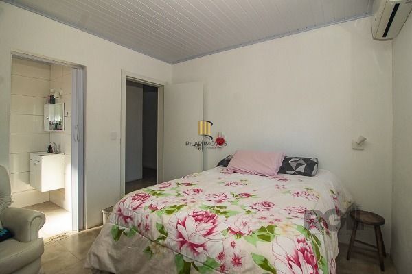 Casa em Porto Alegre, no bairro Vila Nova, com 6 dormitório(s), e 6 banheiros, à