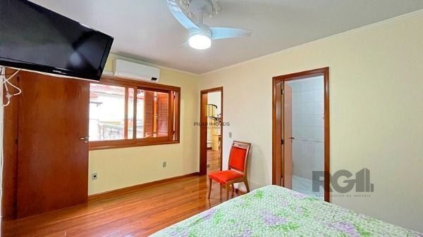 Casa em Porto Alegre, no bairro Tristeza, com 3 dormitório(s), e 3 banheiros, à 