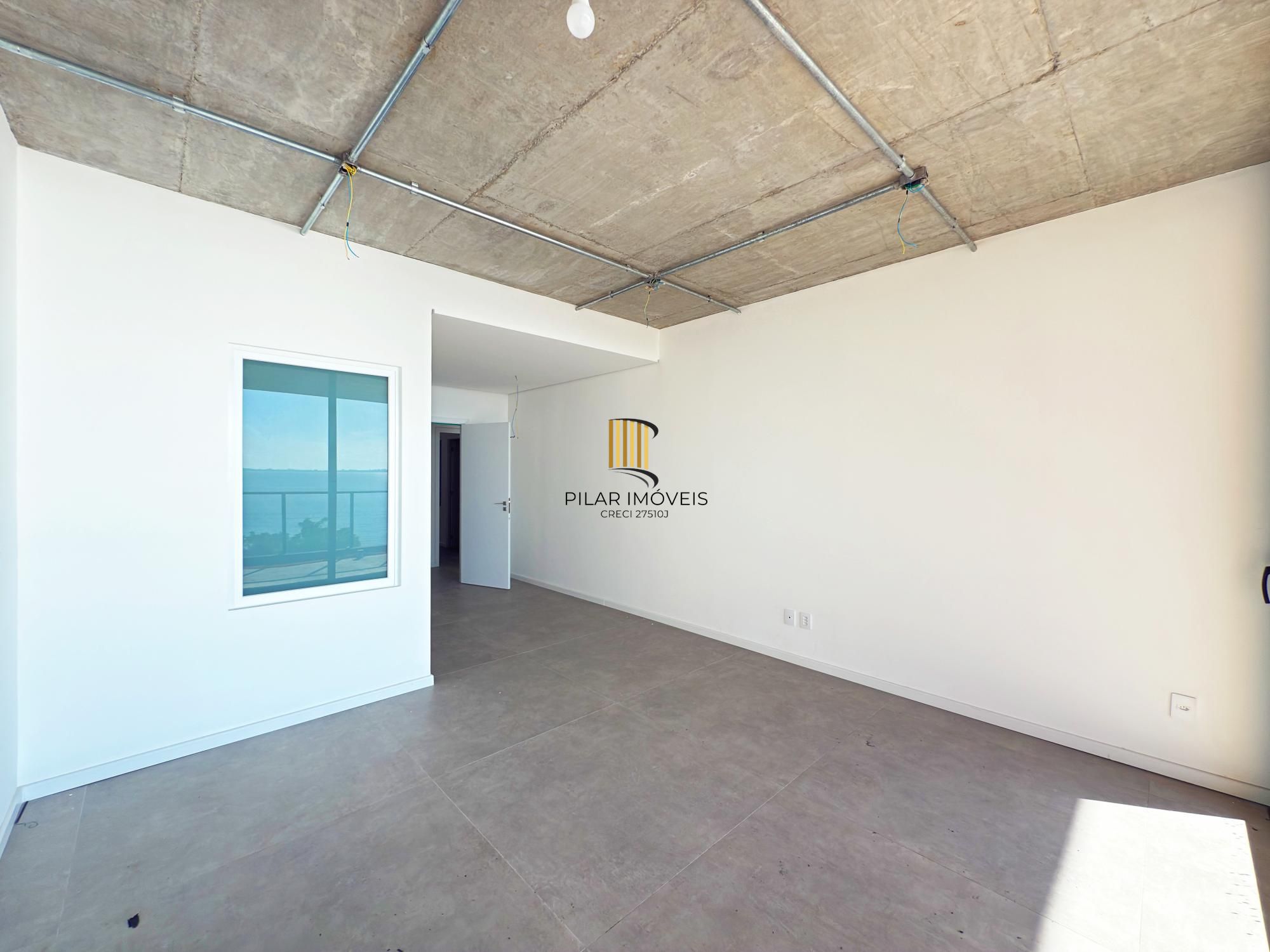 Belíssimo apartamento com 230,6m2, 3 suítes e 4 vagas de garagem. Projeto diferenciado e vista deslumbrante para o pôr do sol do Guaíba.