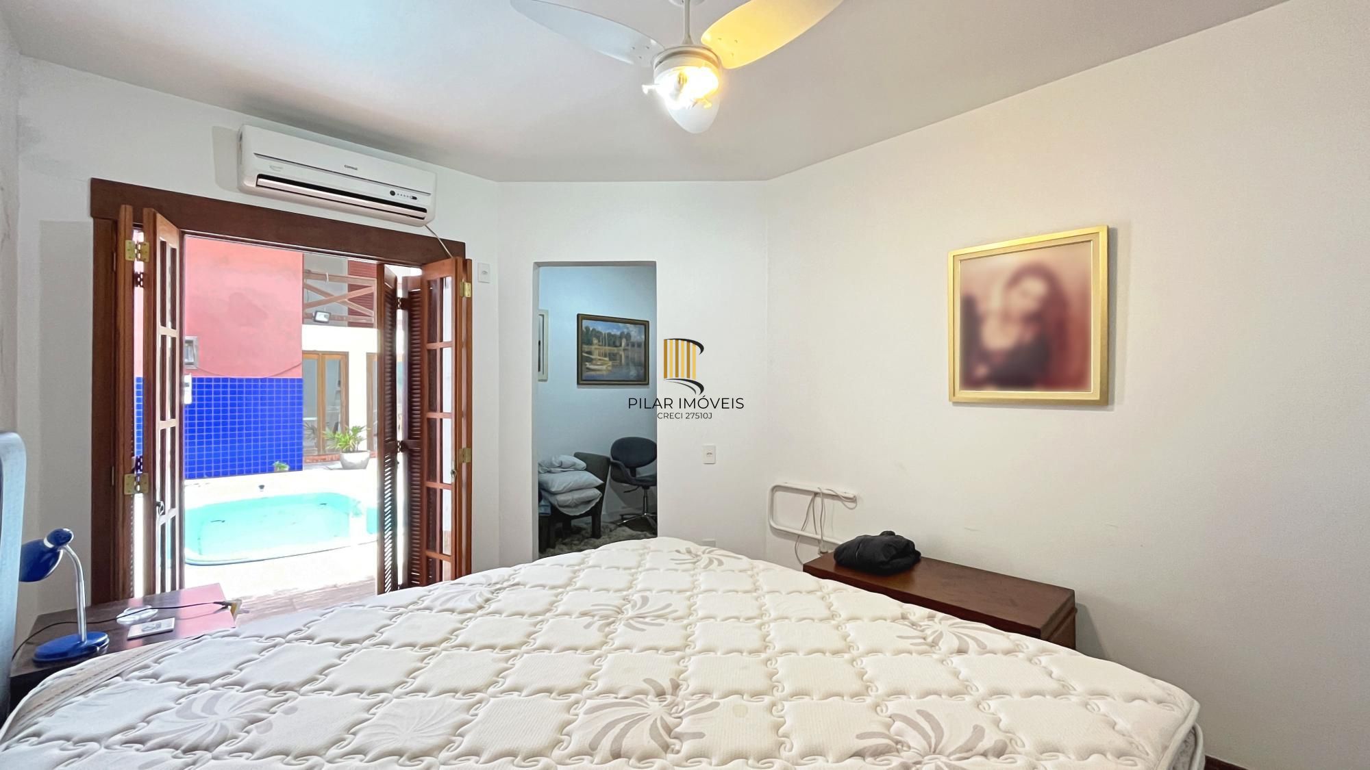 Casa 3D com 2 suítes e piscina.