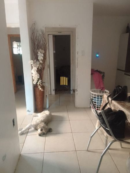 Casa em Porto Alegre, no bairro Guarujá, com 2 dormitório(s), e 2 banheiros, à v