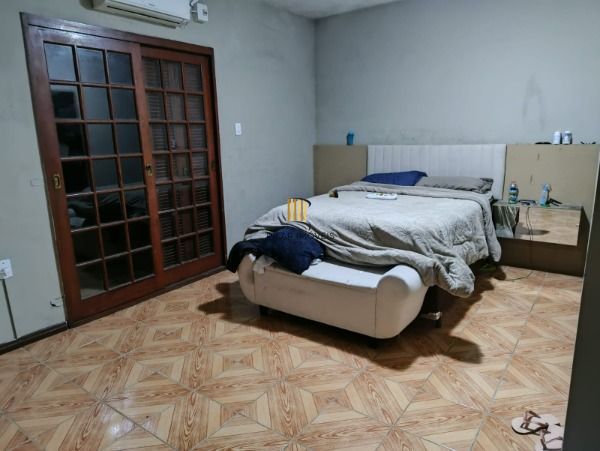 Casa em Porto Alegre, no bairro Vila Nova, com 4 dormitório(s), e 4 banheiros, à
