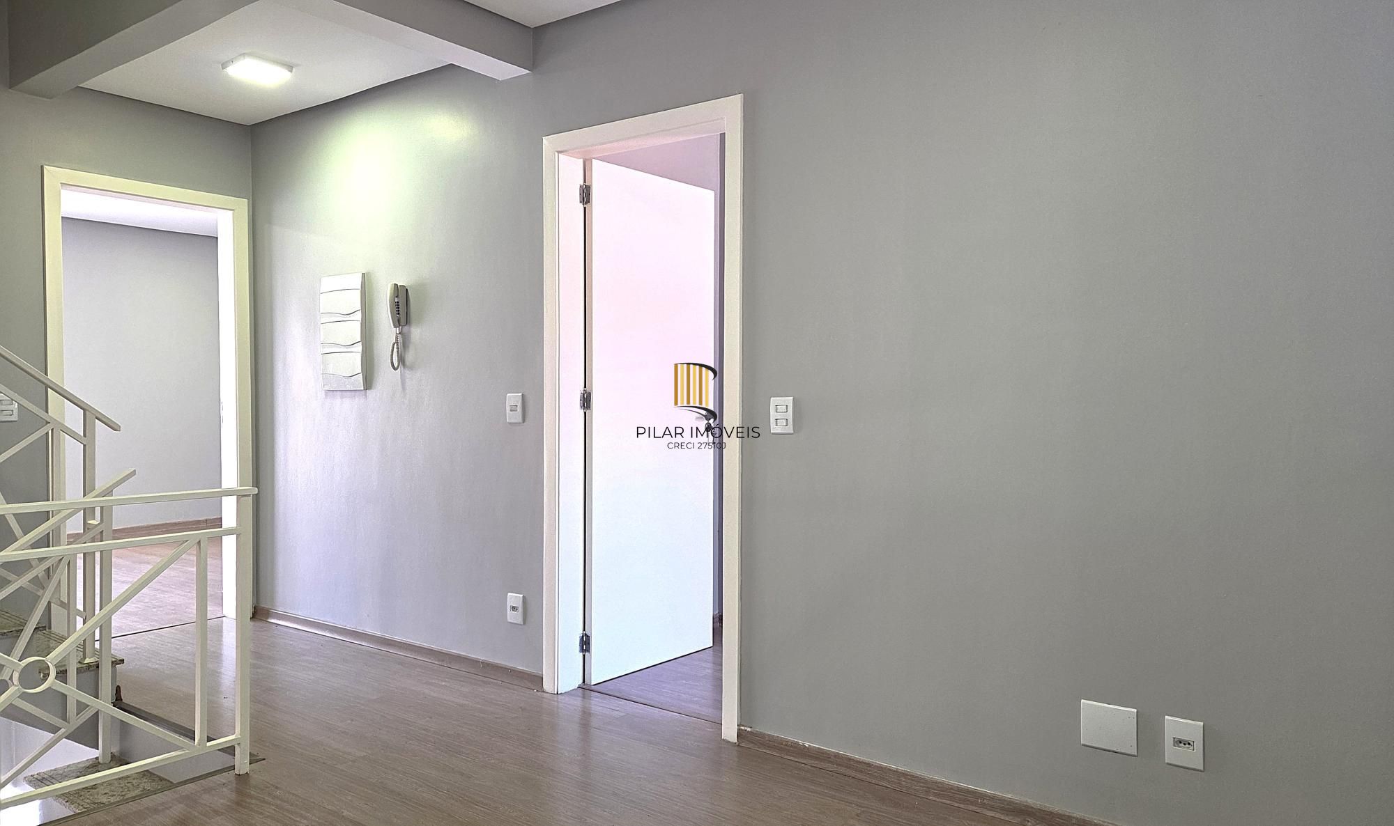 Excelente casa em condomínio fechado, com 252 m² de área privativa, com 4 dormitórios, 1 suíte e 2 vagas de garagem.