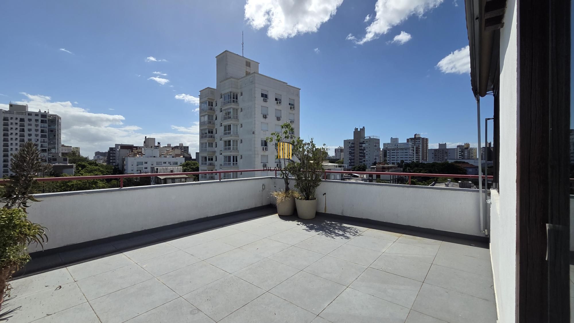 Cobertura duplex com 2 dormitórios e 1 vaga de garagem no bairro Menino Deus – 108,7 m² privativos