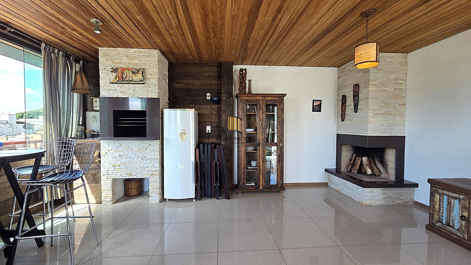 Cobertura duplex com 2 dormitórios e 1 vaga de garagem no bairro Menino Deus – 108,7 m² privativos