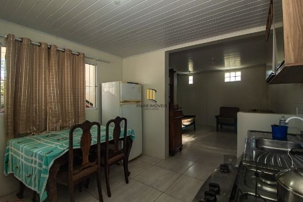 Casa em Porto Alegre, no bairro Vila Nova, com 6 dormitório(s), e 6 banheiros, à