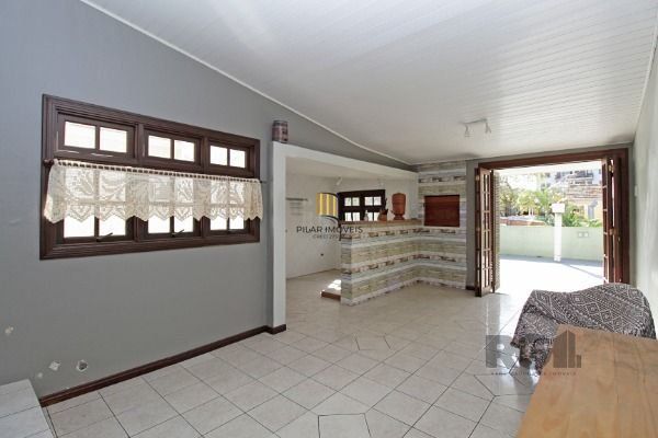 Casa em Porto Alegre, no bairro Floresta, com 3 dormitório(s), e 3 banheiros, à