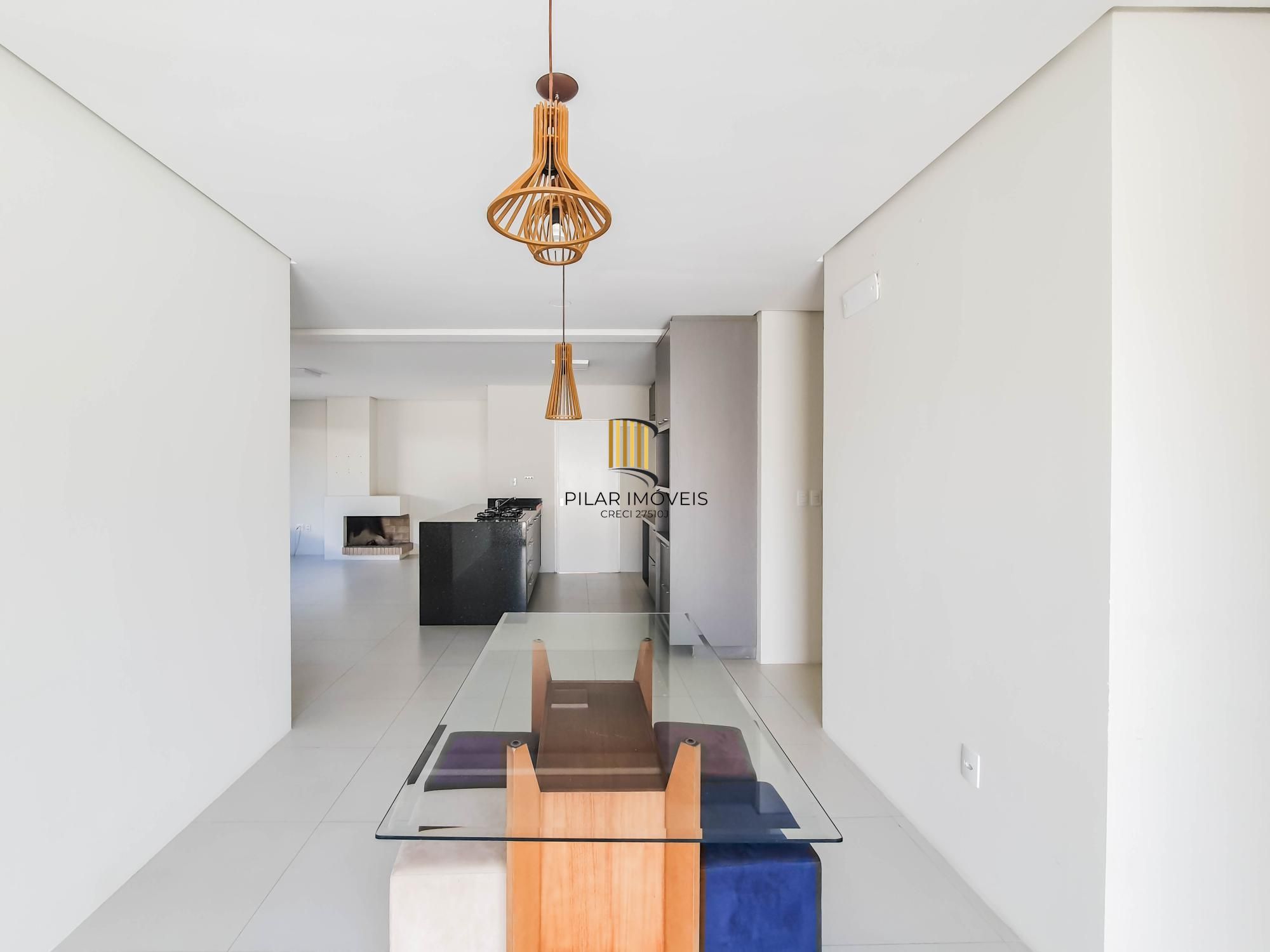Linda casa Térrea em Condomínio, 3 suítes, 3 vagas cobertas, pátio com Piscina!