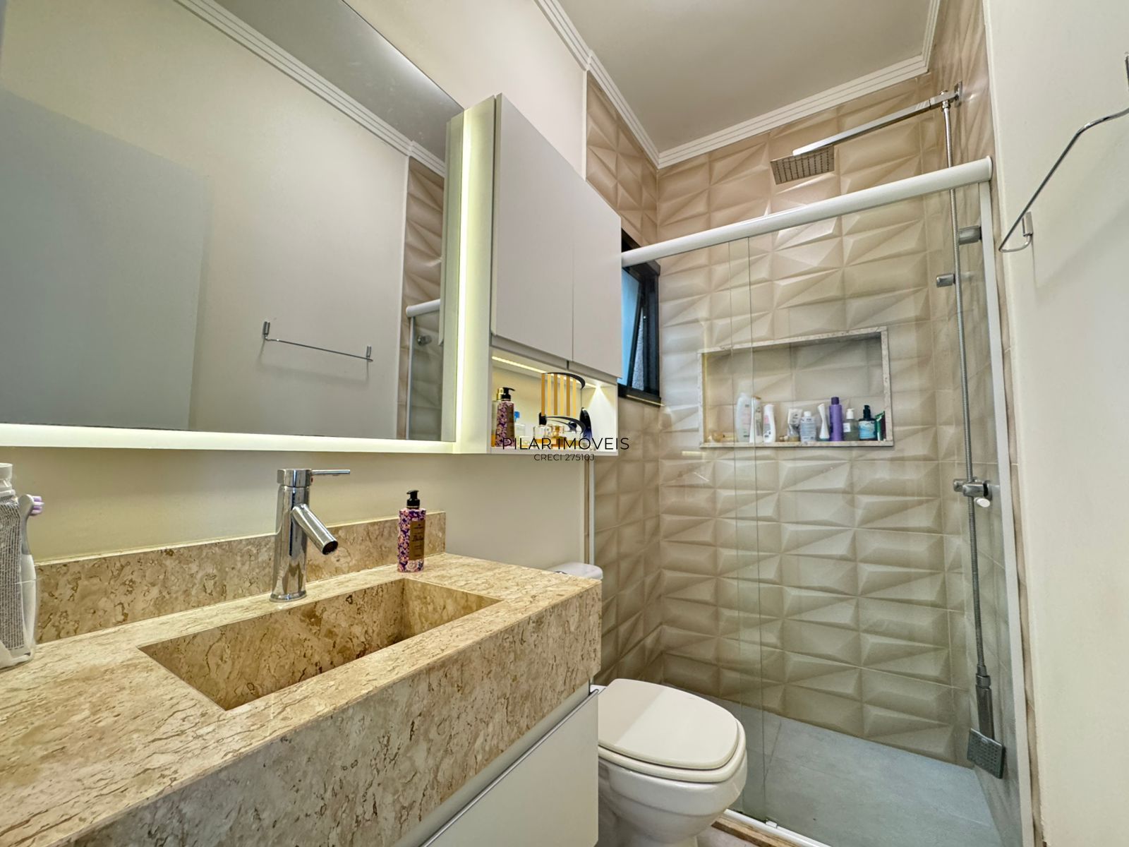 Casa térrea com pátio , 3d , 1 suíte, Condomínio Reserva do Lago I - Hípica