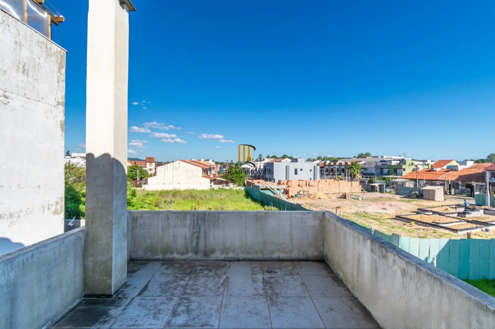 Excelente sobrado, semimobiliado,  com 77m², 2 dormitórios e 1 vaga de garagem. À venda no Hípica Boulevard – Zona Sul.