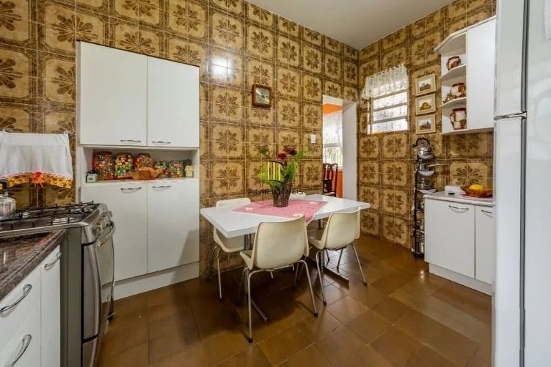 Belíssima casa de esquina, em estilo colonial com 277m2 de área privativa, terreno com 1014m2, 4 dormitórios e 3 suítes.