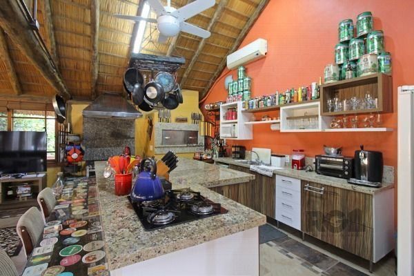 Casa em Porto Alegre, no bairro Guarujá, com 3 dormitório(s), e 3 banheiros, à v