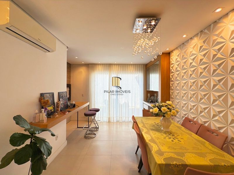 Casa térrea em condomínio fechado com 3 suítes.