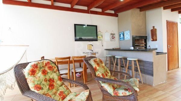 Casa bairro Medianeira, com 3 dormitórios, 2 banheiros, com piscina para venda.