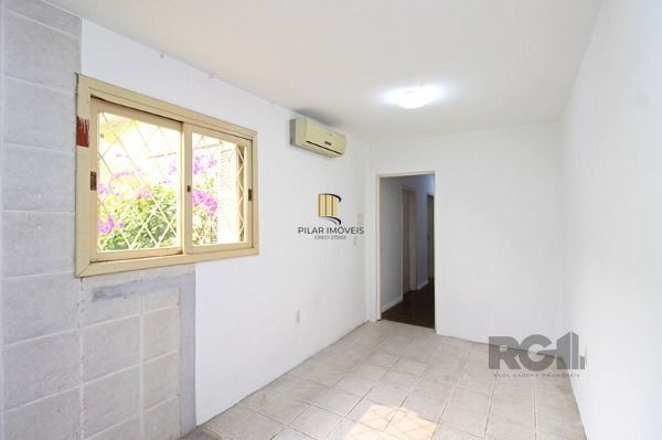 Casa em Porto Alegre, no bairro Ipanema, com 4 dormitório(s), e 4 banheiros, à v