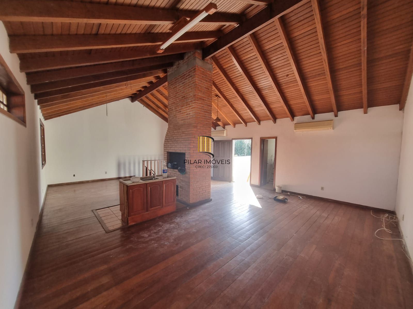 Residência no bairro Camaquã, com 3 dormitório(s), e 3 banheiros,