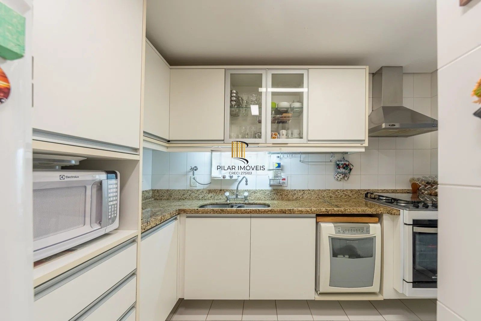 Belíssima casa em condomínio com 218,3m² com 4 dorm., 2 suítes e 2 vagas. Situada no charmoso Residencial Terra Mater.