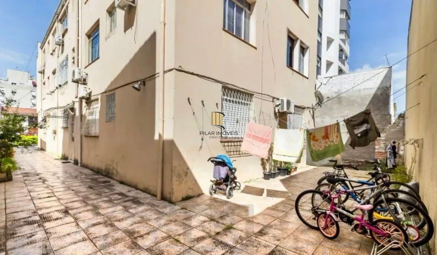 Ótimo apartamento térreo 2 dormitórios, com estacionamento, no coração do Bairro Menino Deus.