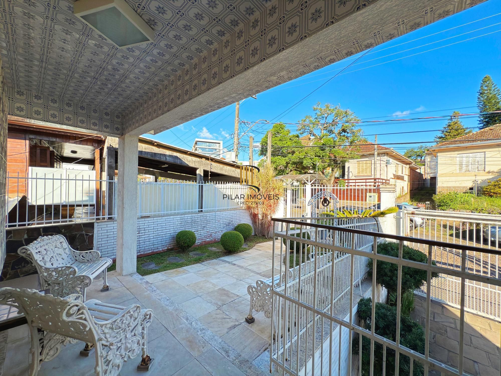 Ótima residência com 4 dormitórios, lareira e piscina no coração do bairro Tristeza.