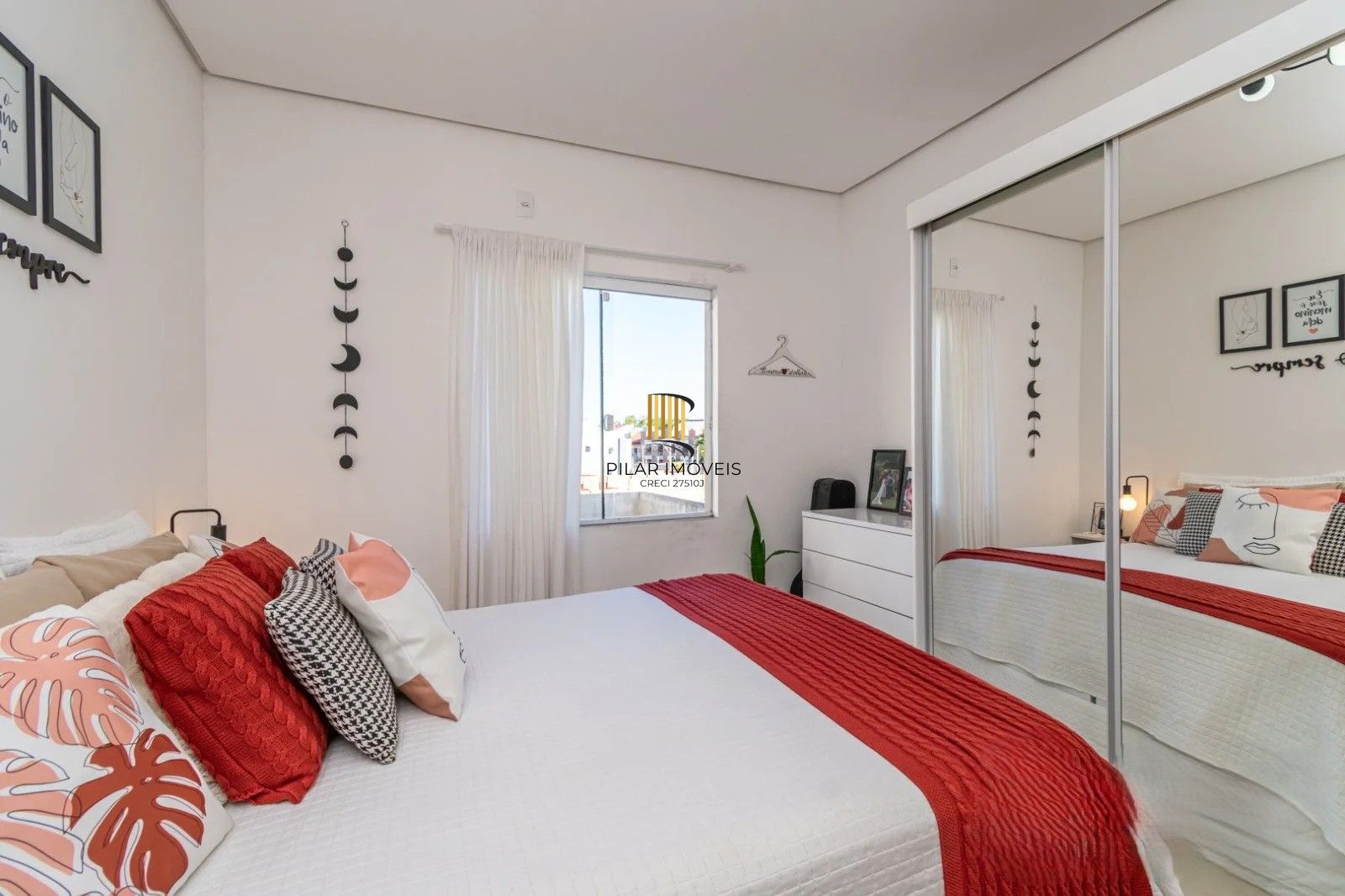 Excelente sobrado, semimobiliado,  com 77m², 2 dormitórios e 1 vaga de garagem. À venda no Hípica Boulevard – Zona Sul.