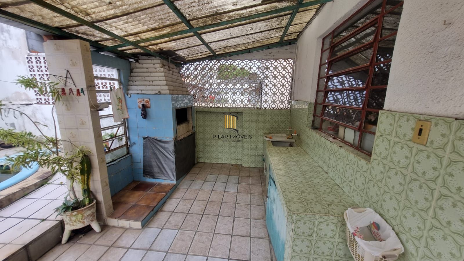 Linda residência com 3 dormitórios no Bairro Cavalhada.