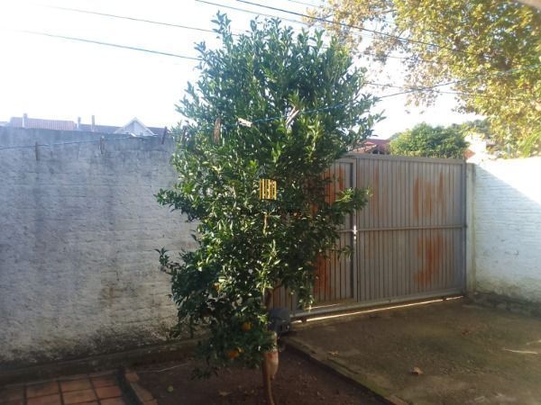 Casa em Porto Alegre, no bairro Guarujá, com 2 dormitório(s), e 2 banheiros, à v