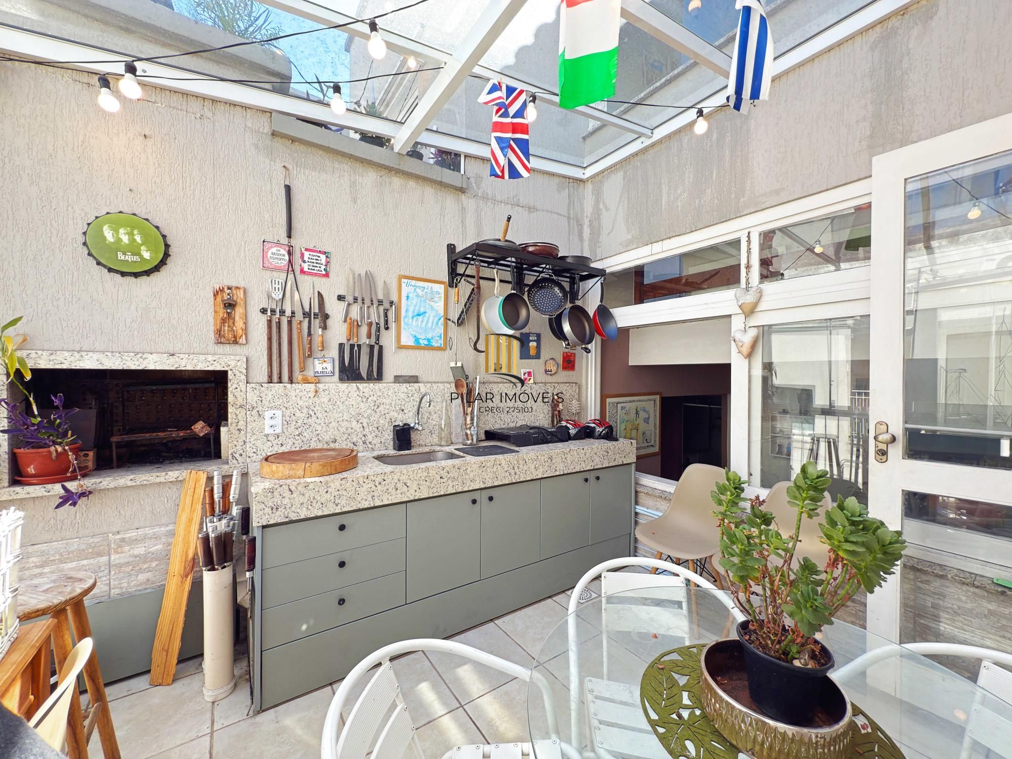 Triplex 4 dormitórios no bairro Pedra Redonda